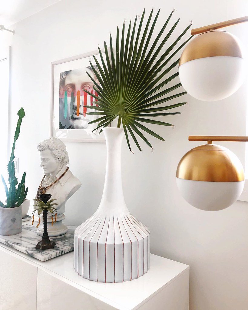 Dormitorio minimalista con plantas