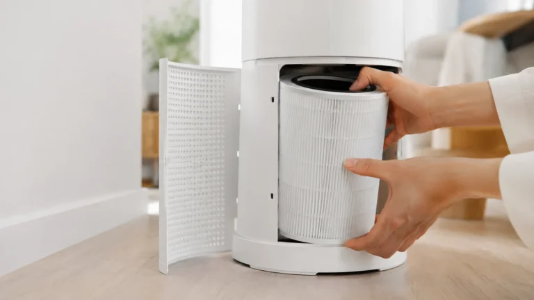 Manos cambiando el filtro de un purificador de aire Philips